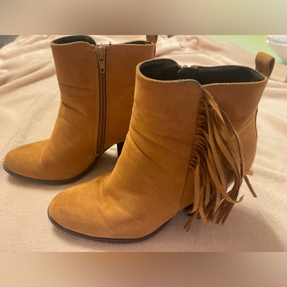 💞EUC Size 8 Tan Booties with Fringe💞 - Picture 2 of 7